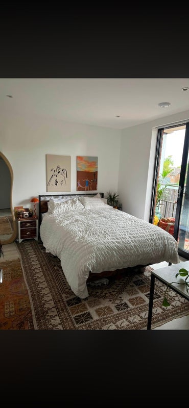 Room East Road in Greater London