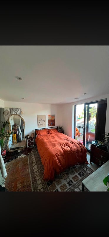 Room East Road in Greater London