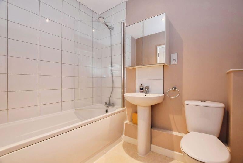 Flat Sloane Court in Amesbury
