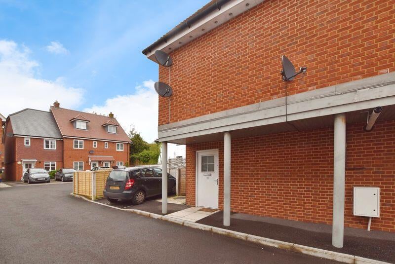 Flat Sloane Court in Amesbury