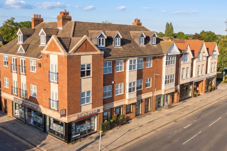 Flat Saint James Mews in Elmbridge