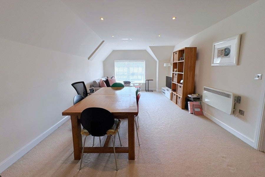 Flat Saint James Mews in Elmbridge
