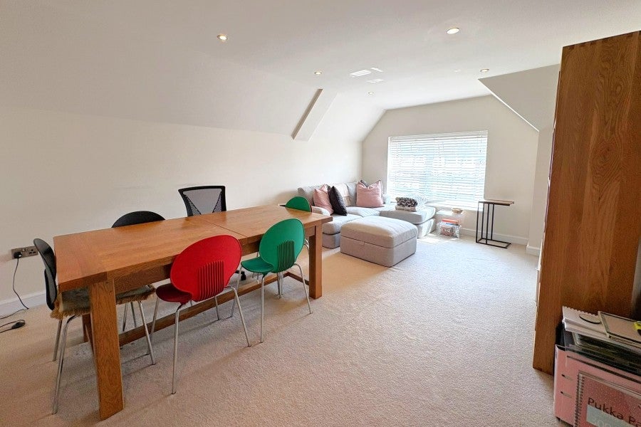Flat Saint James Mews in Elmbridge