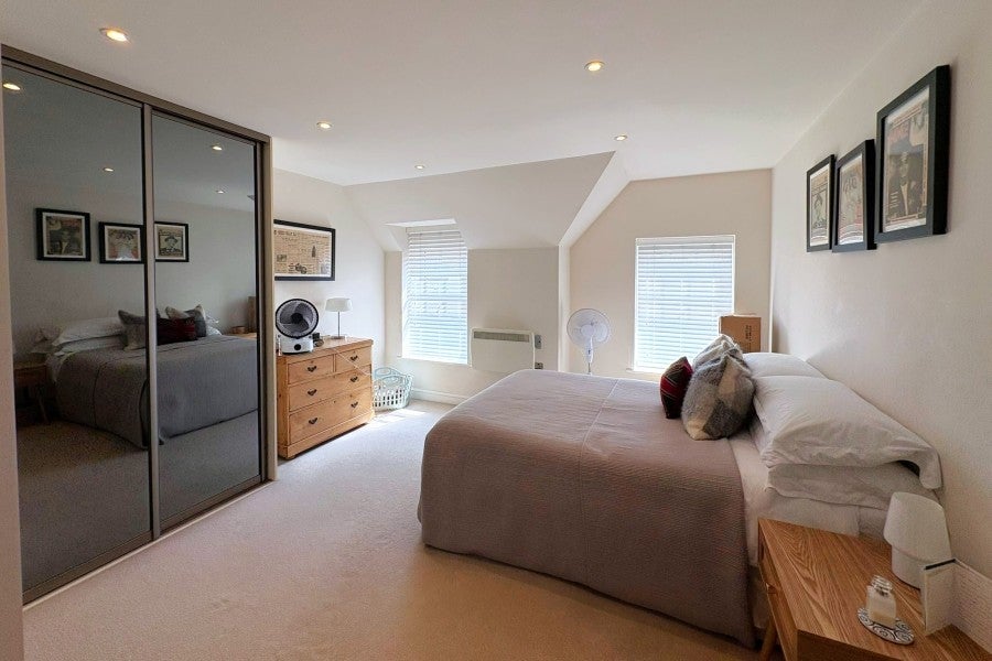 Flat Saint James Mews in Elmbridge