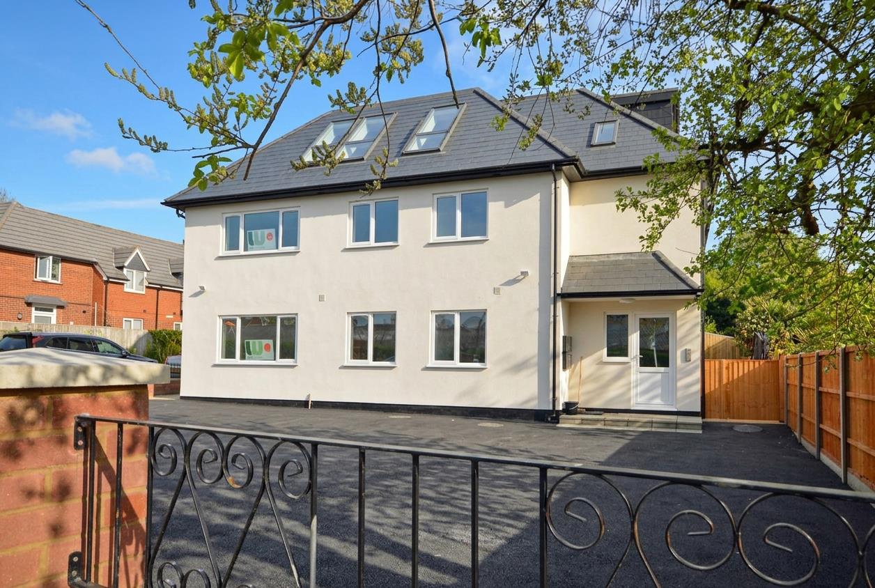 Flat Old Bracknell Lane West in Bracknell