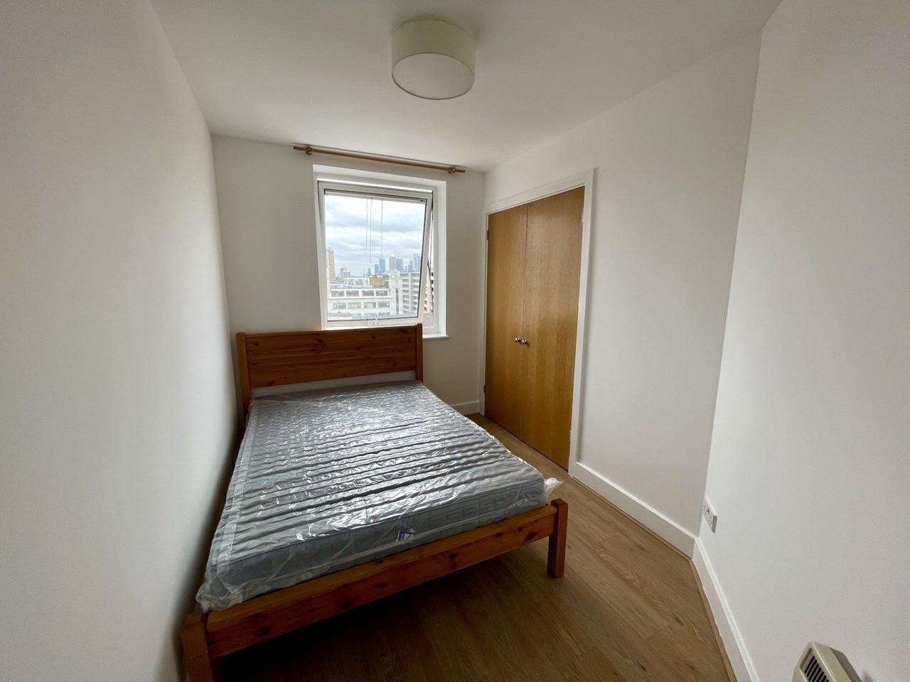 Flat Commercial Road in Greater London