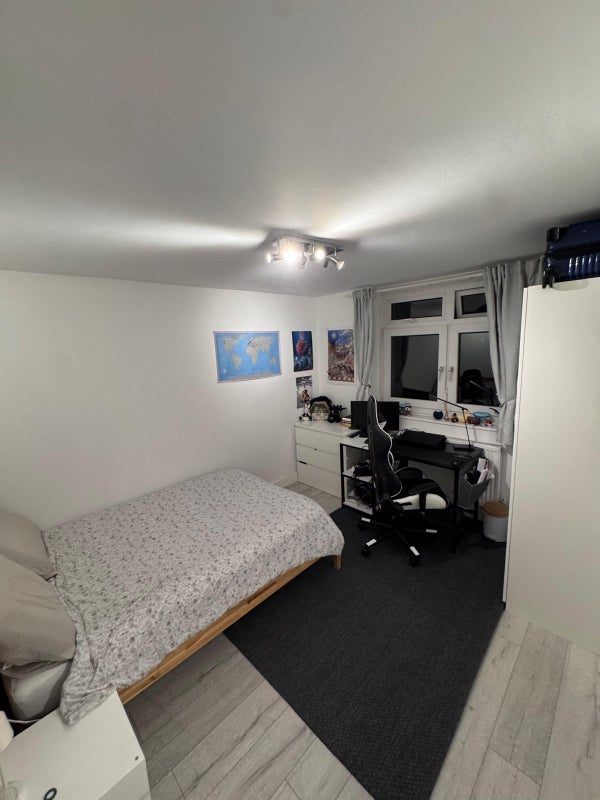 Room Edgecot Grove in Greater London