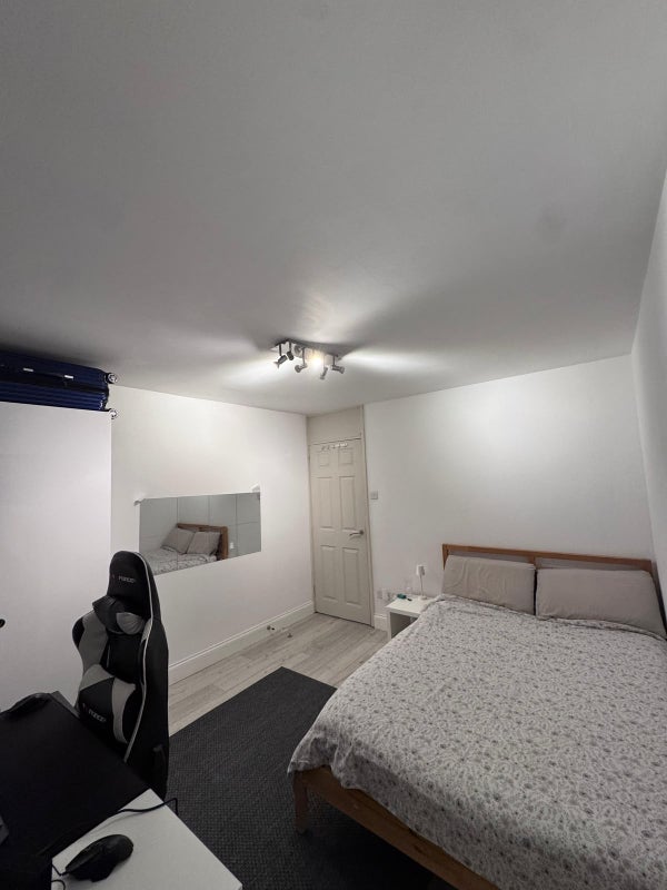 Room Edgecot Grove in Greater London