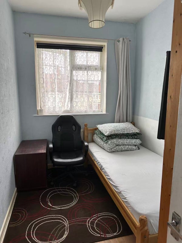 Room Woodbank Road in Greater London