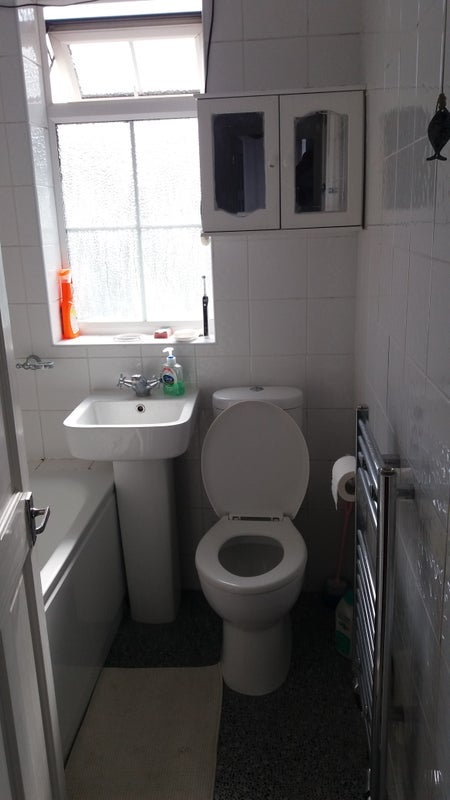 Room Woodbank Road in Greater London