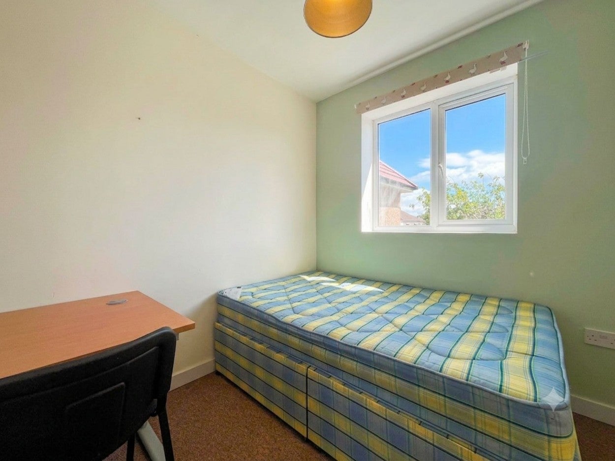Room Conygre Road in Bristol