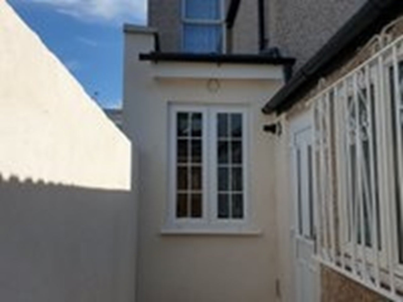 House Commonwealth Road in Greater London