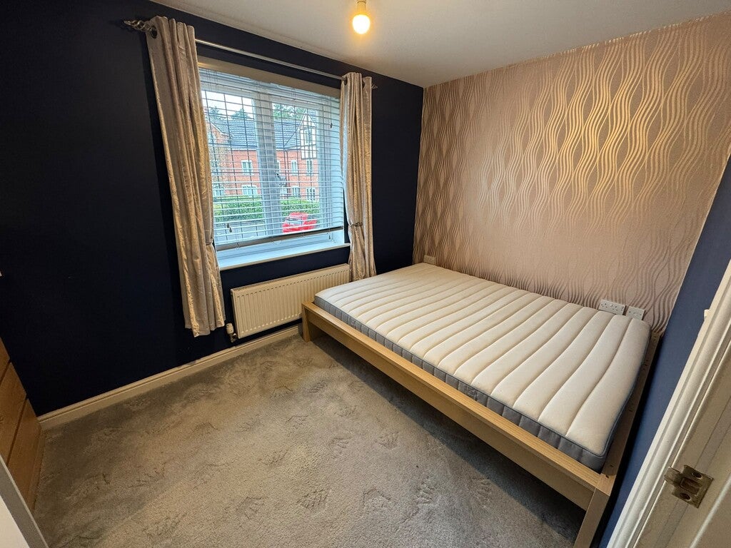 Flat Lister Grove in Stafford