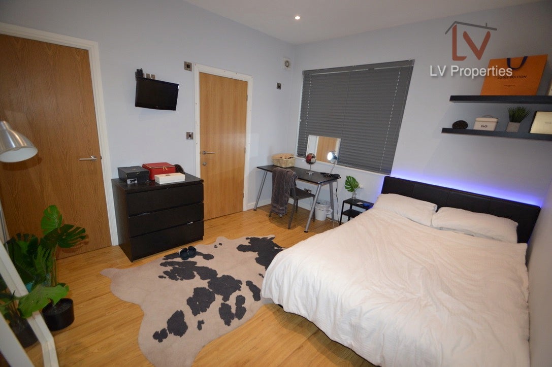 Flat Estcourt Avenue in Leeds