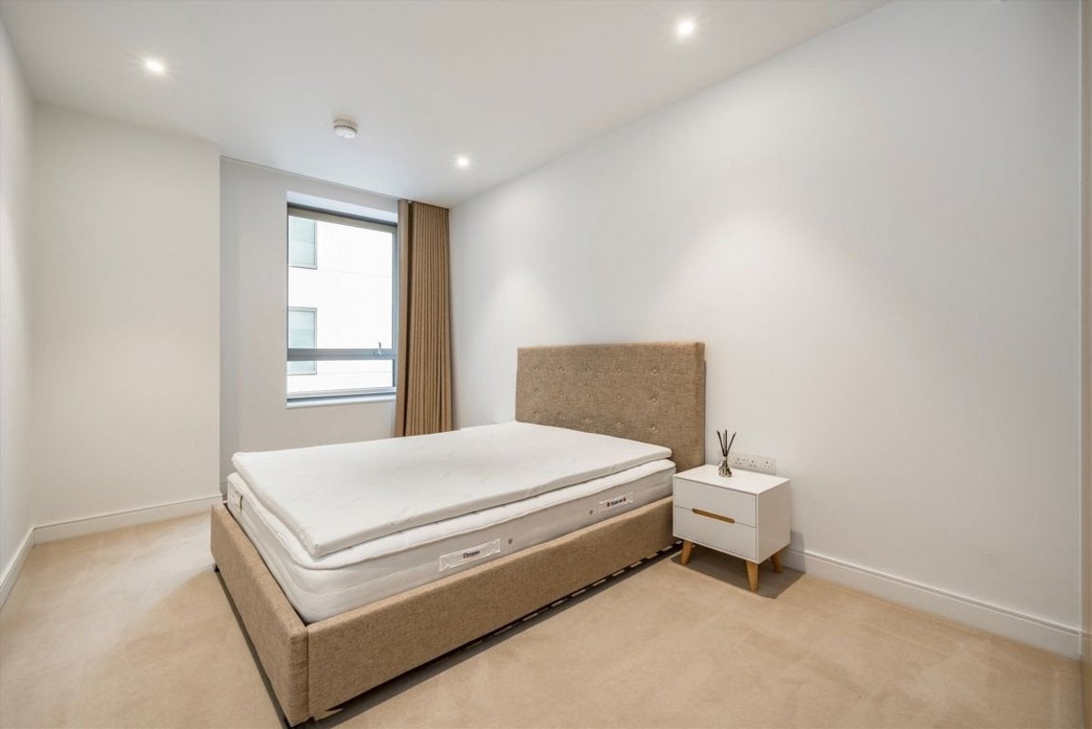 Flat Park Drive in Greater London