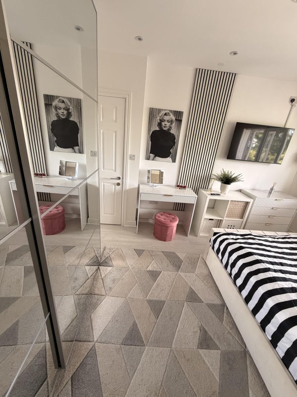 Room Clay Hill Road in Basildon
