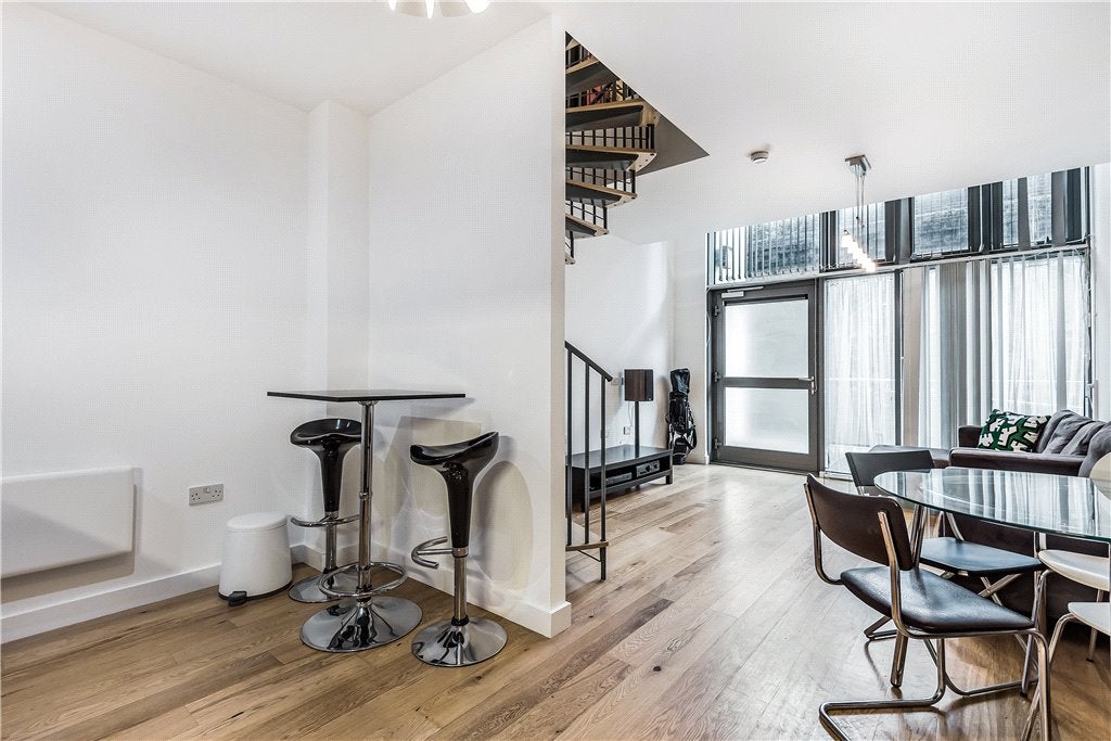 Flat Crampton Street in Greater London