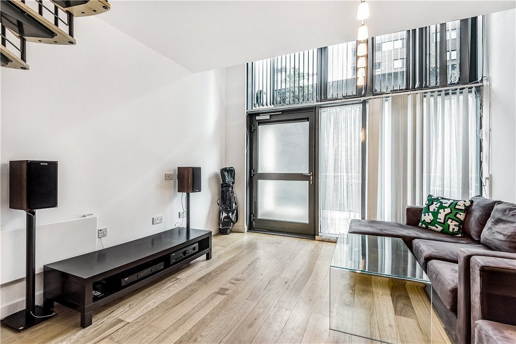 Flat Crampton Street in Greater London