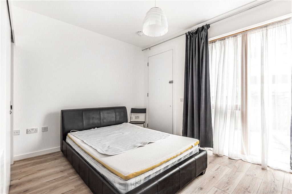Flat Crampton Street in Greater London