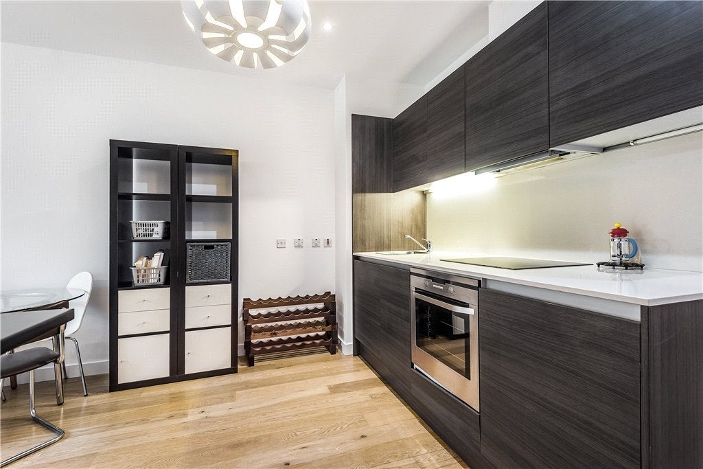 Flat Crampton Street in Greater London