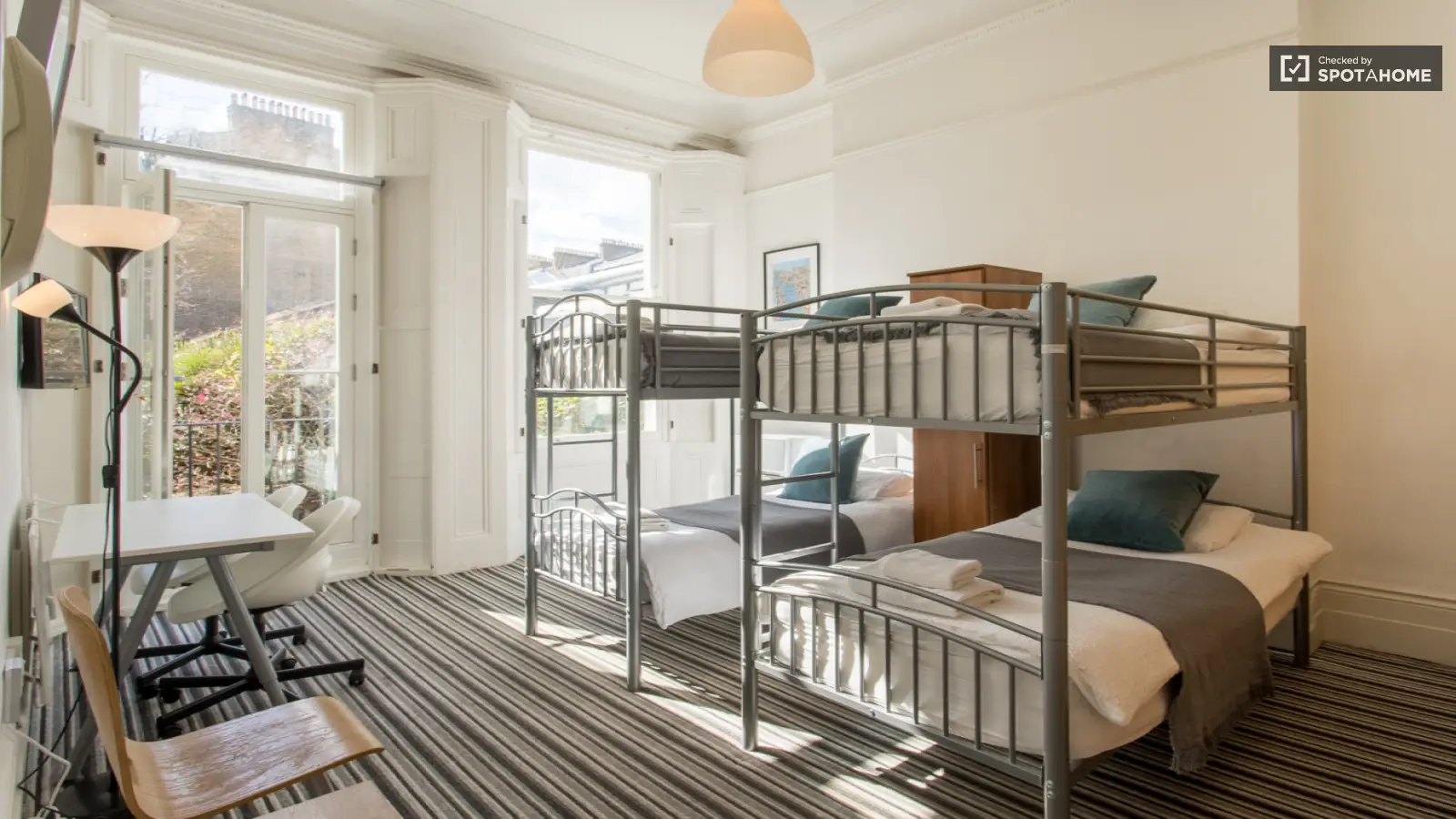 Room Earl's Court Road in Greater London