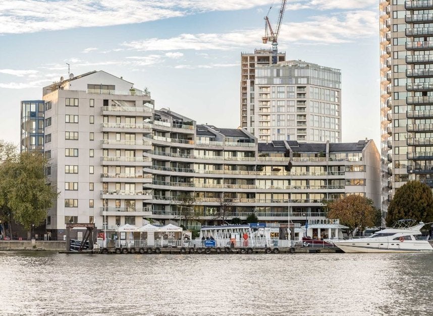 Flat Harbour Avenue in Greater London