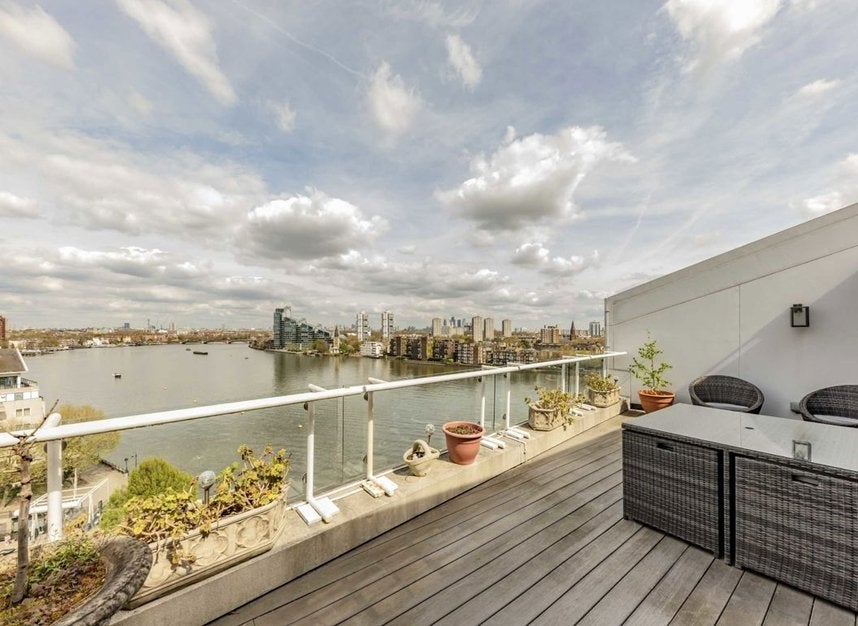 Flat Harbour Avenue in Greater London