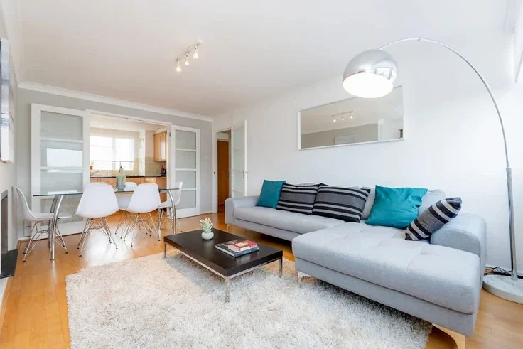 Flat Ladbroke Road in Greater London