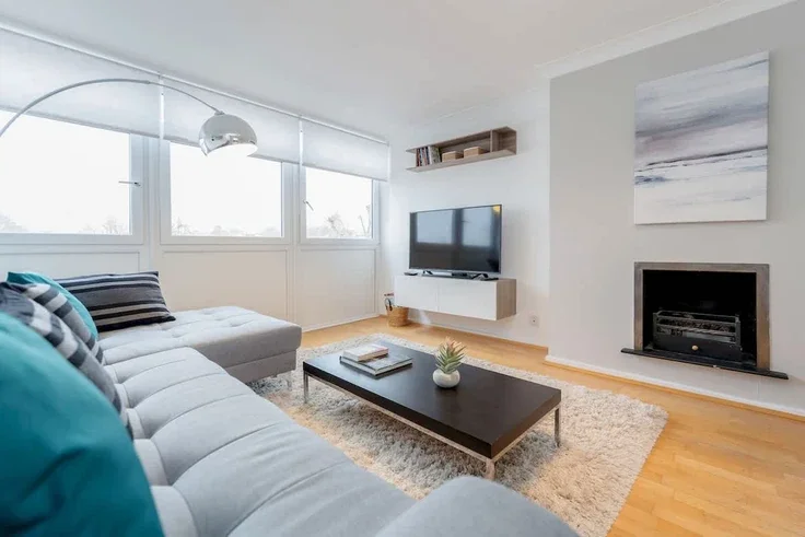 Flat Ladbroke Road in Greater London
