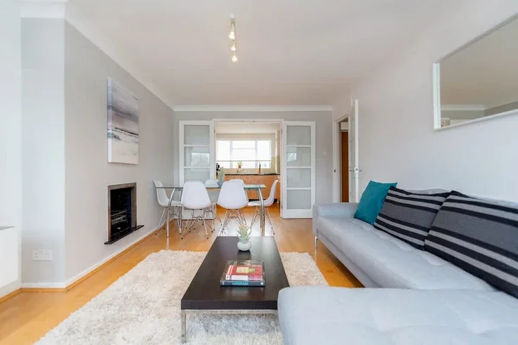Flat Ladbroke Road in Greater London