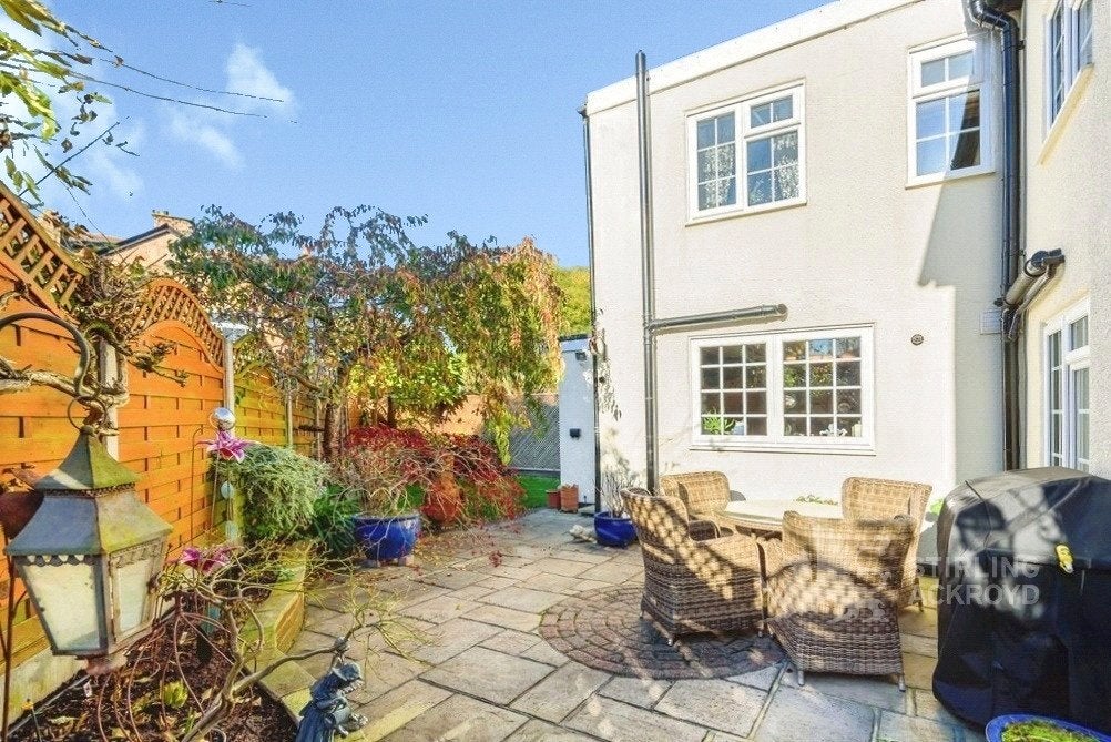Flat Camphill Road in Woking