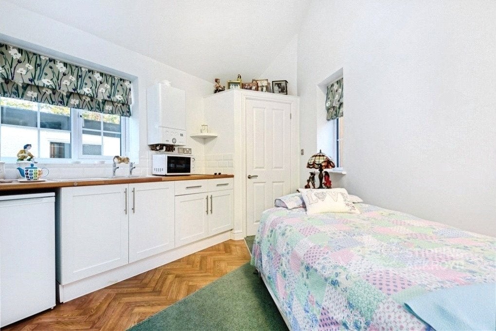 Flat Camphill Road in Woking