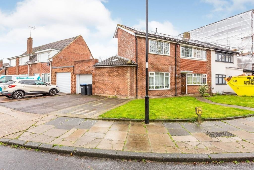 House Woodpecker Close in Greater London