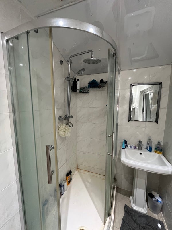 Room High Street Colliers Wood in Greater London