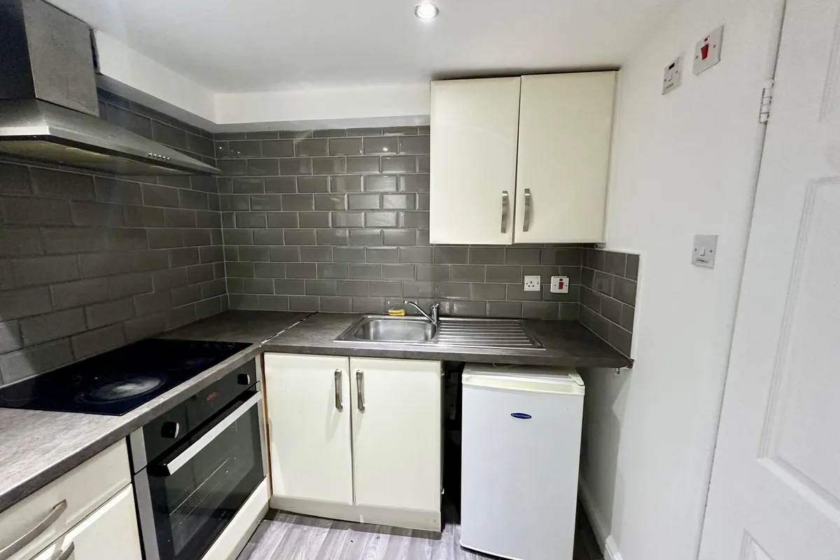 Flat Brown Hill Crescent in Leeds
