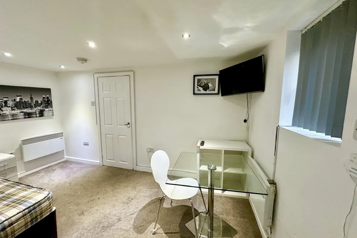 Flat Brown Hill Crescent in Leeds