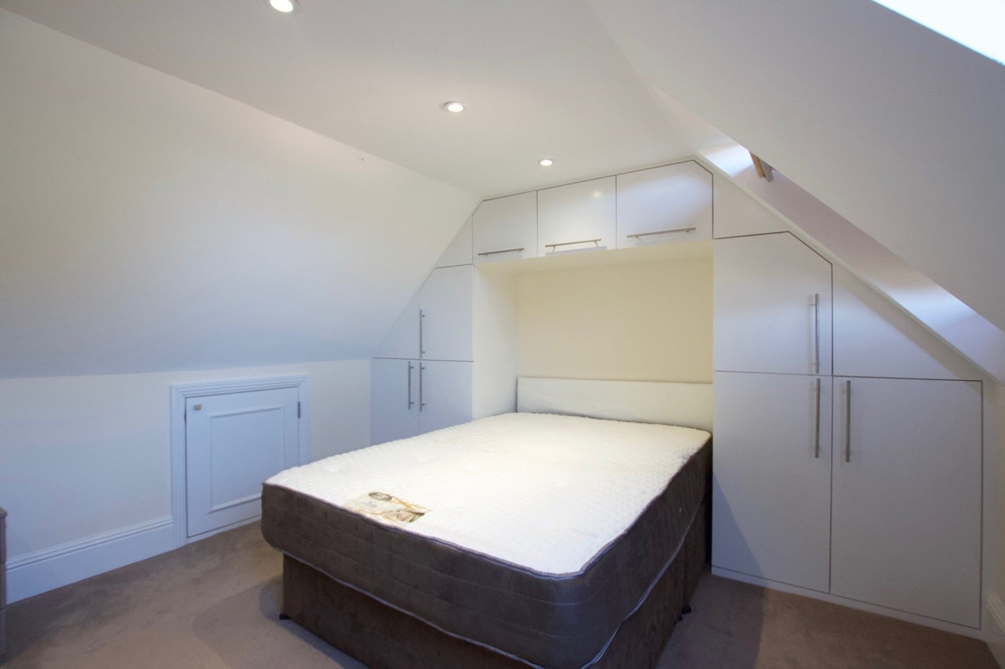 Flat Hollycroft Avenue in Greater London