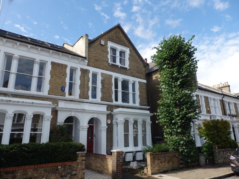 Flat Dickenson Road in Greater London