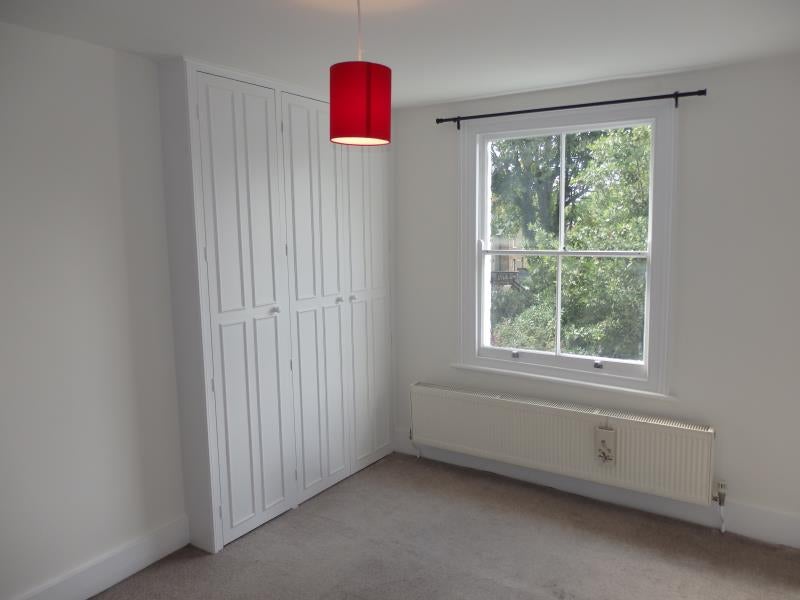 Flat Dickenson Road in Greater London