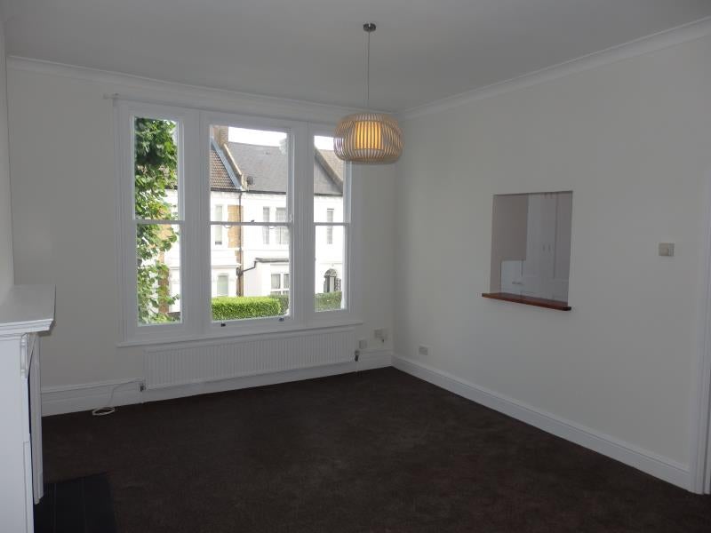 Flat Dickenson Road in Greater London