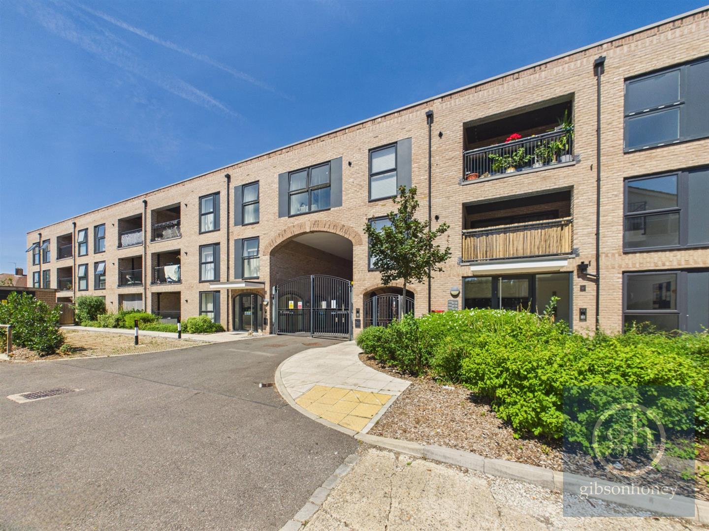 Flat Bourne Court in Greater London