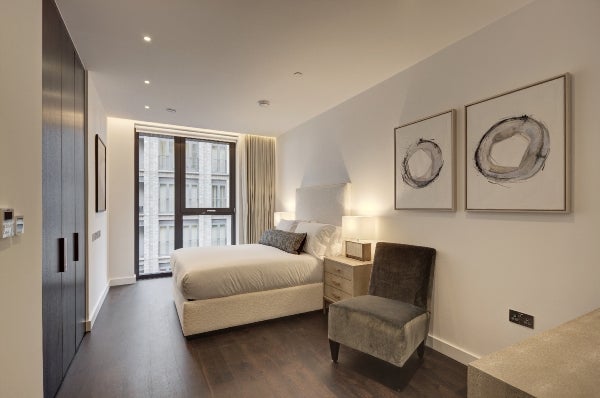 Flat Ponton Road in Greater London