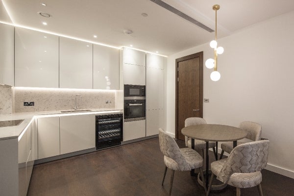 Flat Ponton Road in Greater London