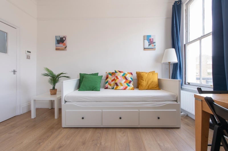 Flat Akerman Road in Greater London