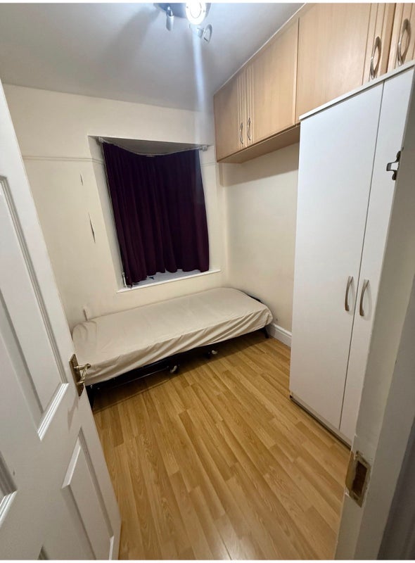 Room Bawdsey Avenue in Greater London