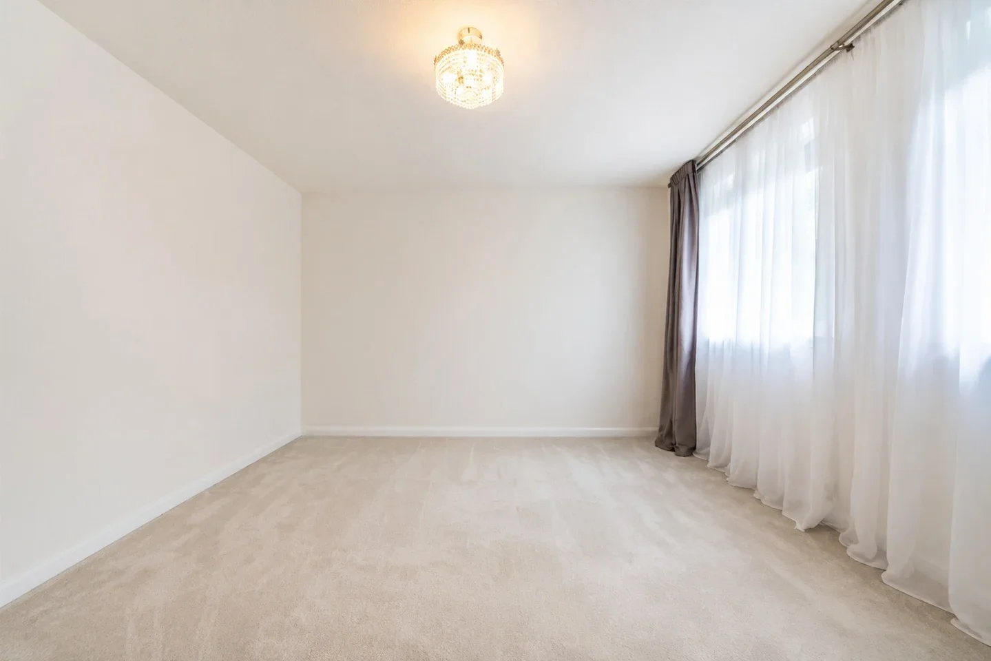 Room Pinn Way in Greater London