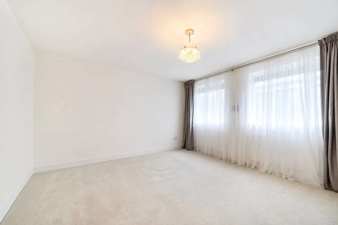 Room Pinn Way in Greater London
