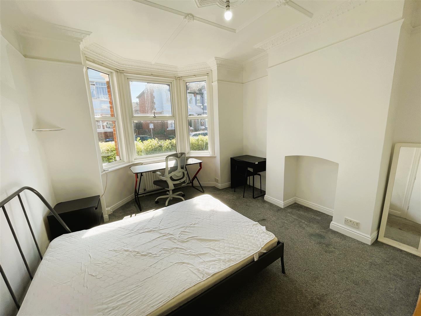 Room Harborough Road in Southampton