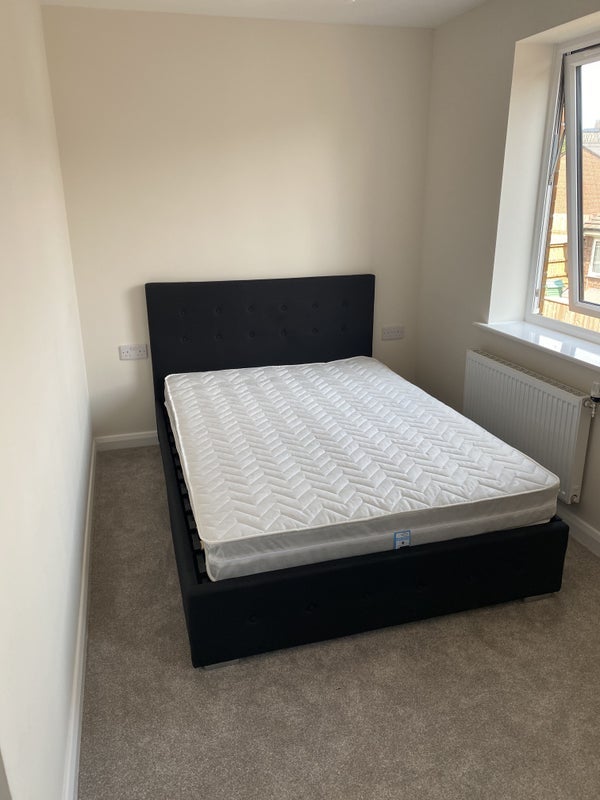 Room Skerry Close in Manchester