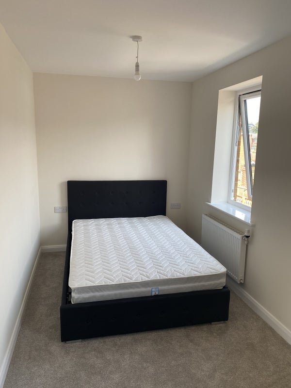Room Skerry Close in Manchester